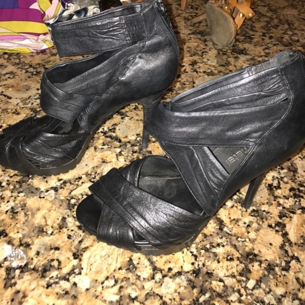 Like New Black Sexy Heels - Comfertable High - 8.5
